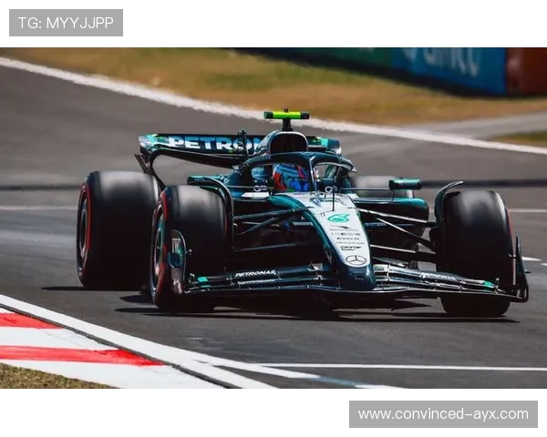 F1赛季激战正酣红牛领跑梅赛德斯紧追不舍多队争夺积分榜位置 F1赛季激战正酣红牛领跑梅赛德斯紧追不舍多队争夺积分榜位置